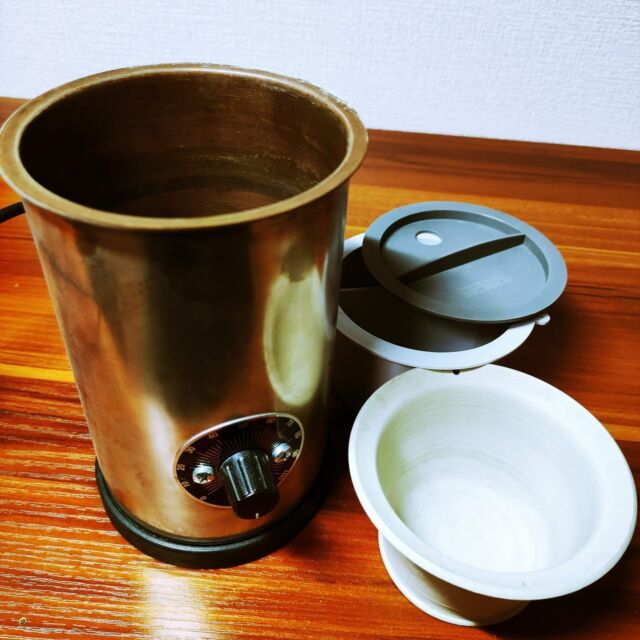 バイオイン製作や修復には欠かせない膠(天然の接着剤)を温めて溶かすポットとなります。本体がかなり古くなってきておりますが、当工房では毎日のようにグツグツと現役稼働しております。⁠
⁠
#シロップヴァイオリン工房 #バイオリン⁠ #ヴァイオリン⁠ #Liuteria #弦楽器⁠ #バイオリンメンテナンス⁠ #violinrepair⁠ #violinrestoration⁠ #バイオリン発表会⁠ #バイオリン教室 #バイオリンレッスン⁠ #バイオリンキッズ⁠ #バイオリン初心者 #バイオリン修理 #バイオリン工房 #ヴァイオリン発表会⁠ #ヴァイオリン教室⁠ #ヴァイオリンレッスン⁠ #ヴァイオリンキッズ #ヴァイオリン初心者 #ヴァイオリン修理 #ヴァイオリン工房 #violino #violin #violins #violinist #violín #violinplayer #violinista #violinkids⁠